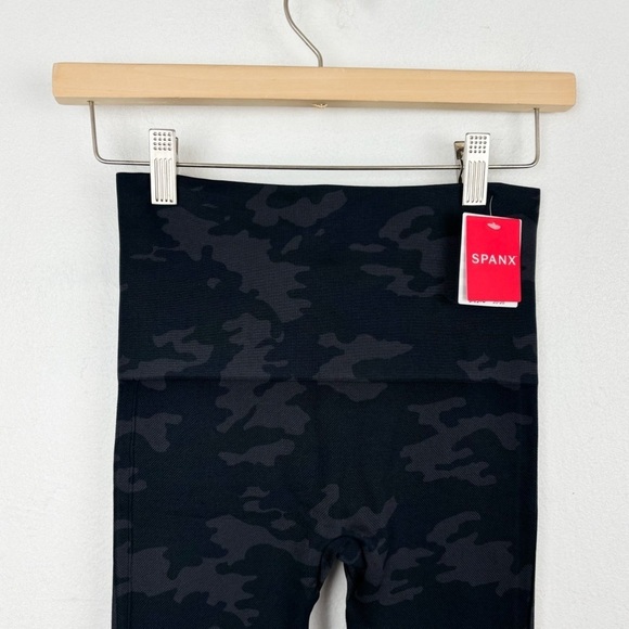 NWT SPANX Look At Me Now Black Camo Leggings Sz S - Picture 6 of 10